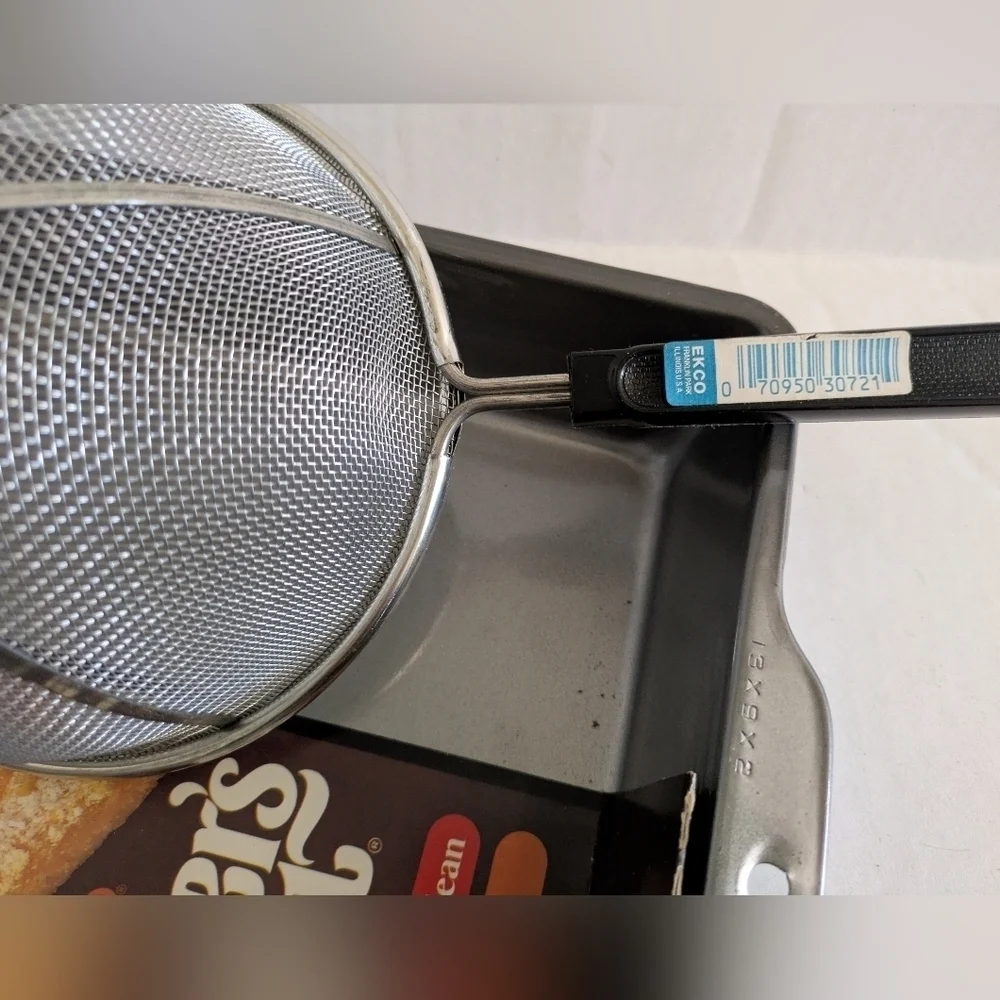 Vtg EKCO Baker’s Secret Non-Stick Pan, Ekco strainer and measuring spoons